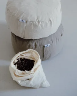 Ajdove luščine polnilo 1 kg za joga bolster, naravno in zračno za stabilno podporo.